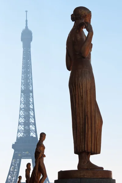París - estatuas de Trocadera y Torre Eiffel — Foto de Stock
