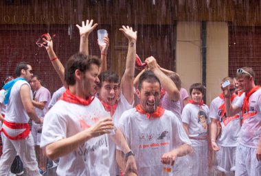 Pamplona, İspanya-6 Temmuz: açılışta eğleniyor genç