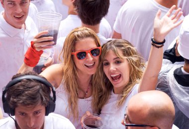 Pamplona, İspanya-6 Temmuz: genç kadın openi eğlenceli yaşıyorsanız