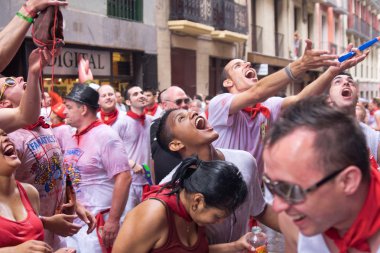 Pamplona, İspanya-6 Temmuz: açılışta eğleniyor genç