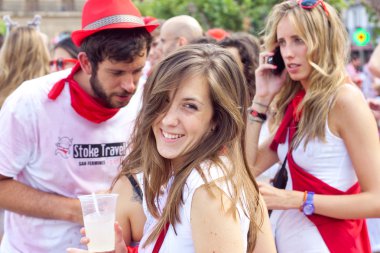 Pamplona, İspanya-6 Temmuz: açılışta eğleniyor genç