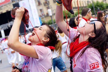 Pamplona, İspanya-6 Temmuz: açılışta eğleniyor genç