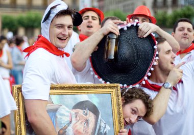 Pamplona, İspanya-8 Temmuz: açılışta eğleniyor genç