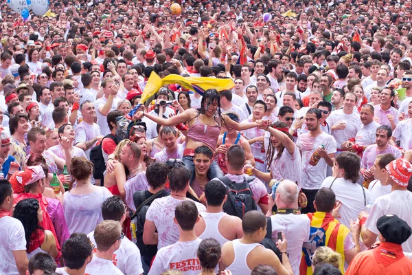 PAMPLONA, ESPANHA-JULHO 6: estão se divertindo na abertura do — Fotografia de Stock