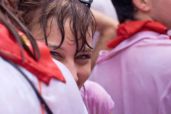 Pamplona, İspanya-6 Temmuz: genç kadın openi eğlenceli yaşıyorsanız — Stok fotoğraf