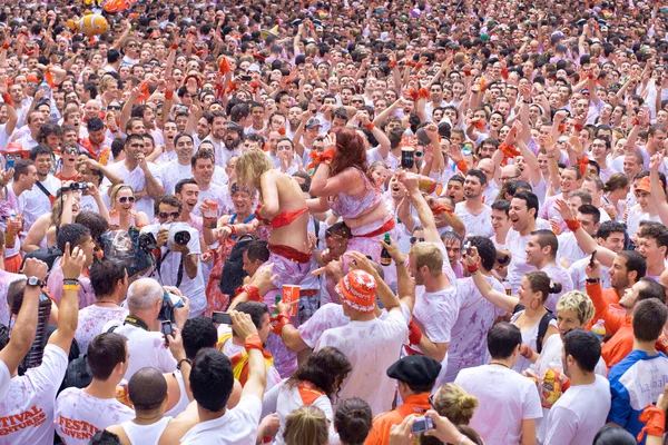 PAMPLONA, ESPANHA-JULHO 6: estão se divertindo na abertura do — Fotografia de Stock