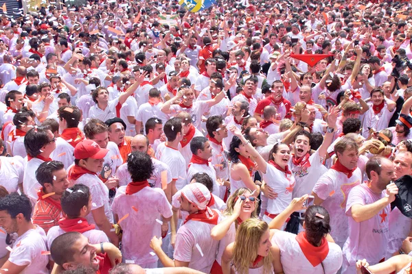 PAMPLONA, ESPANHA-JULHO 6: estão se divertindo na abertura do — Fotografia de Stock