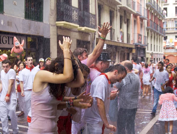 Pamplona, Hiszpania-6 lipca: młody zabawę w otwieranie — Zdjęcie stockowe