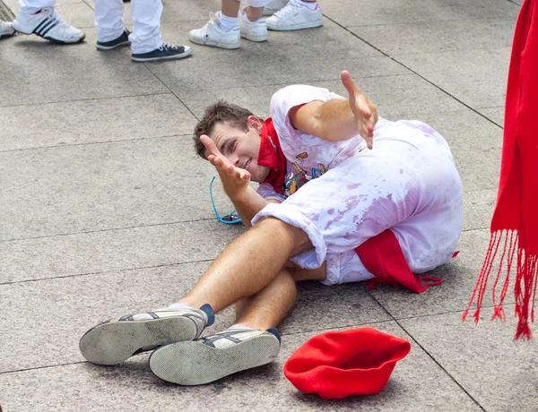 Pamplona, spanien -6. juli: junge mit spaß bei der eröffnung — Stockfoto