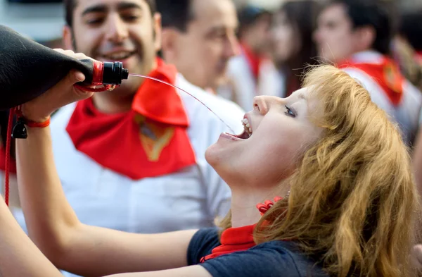 PAMPLONA, SPAIN -JULY 8: Young having fun at the opening — Stock Photo, Image