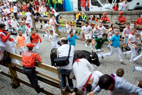 PAMPLONA, SPAIN -JULY 8: Unidentified men run from the bulls in — Stock Photo, Image