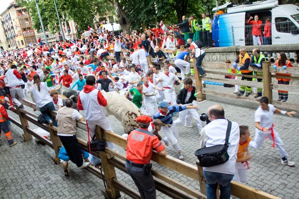 PAMPLONA, ESPAÑA 8 DE JULIO: Hombres no identificados huyen de los toros en — Foto de Stock