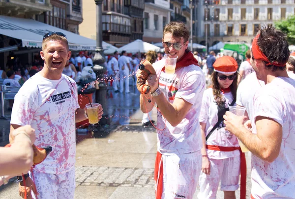 PAMPLONA, SPAGNA-LUGLIO 6: Giovani che si divertono all'inaugurazione — Foto Stock