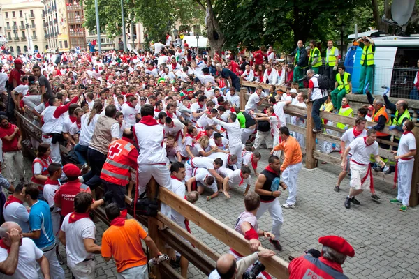 PAMPLONA, SPAIN -JULY 8: Spectators and participants of the race — Stock Photo, Image