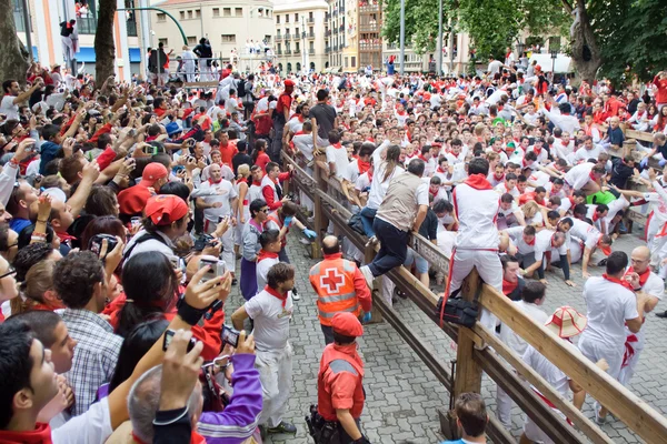Pamplona, Spanje-8 juli: toeschouwers en deelnemers van de race — Stockfoto