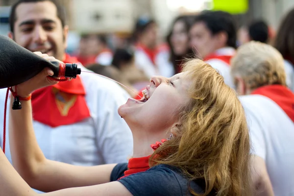 Pamplona, Hiszpania-8 lipca: młody zabawę w otwieranie — Zdjęcie stockowe