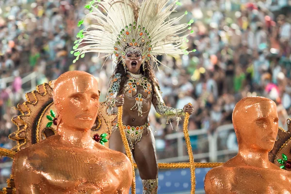 RIO DE JANEIRO - FEBRUARY 10: A woman in costume dancing on carn — Stock Photo, Image