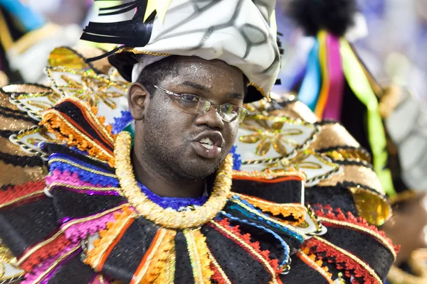 RIO DE JANEIRO - FEVEREIRO 11: Um homem de traje dançando no carnaval — Fotografia de Stock