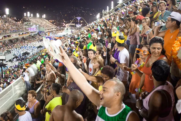 RIO DE JANEIRO - FEBRUARY 10: Spectators welcome participants on — Stock Photo, Image