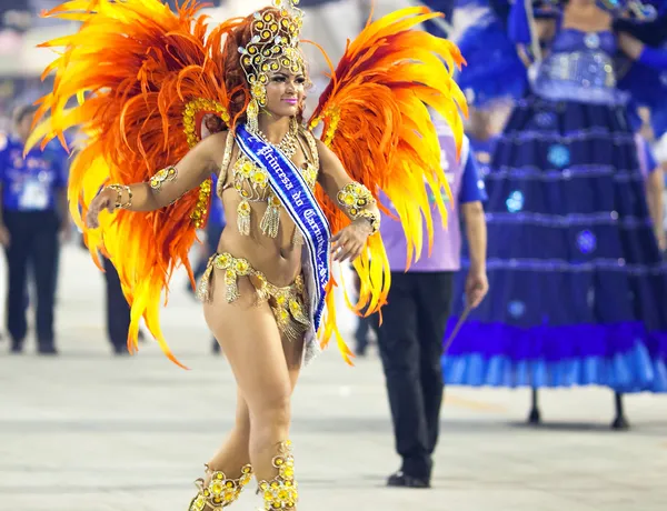 RIO DE JANEIRO - 10 DE FEBRERO: Una mujer en traje bailando en villancico —  Fotos de Stock