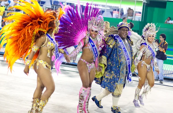RIO DE JANEIRO - 10 FÉVRIER : Un homme et des femmes en costume dansant — Photo