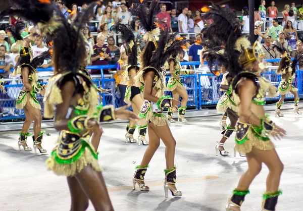 Rio De Janeiro - 10 februari: Een dames in kostuum dansen op auto — Stockfoto