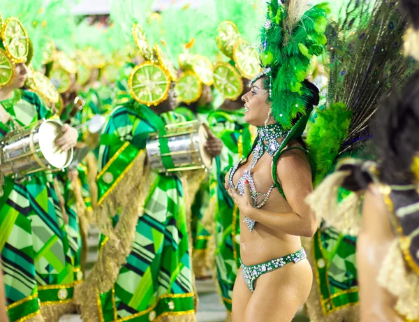 Rio de janeiro - 10. februar: eine frau in kostüm tanzt auf carn — Stockfoto