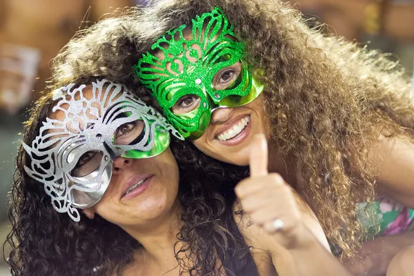 RIO DE JANEIRO - 10 DE FEBRERO: Dos chicas con máscaras en gradas — Foto de Stock