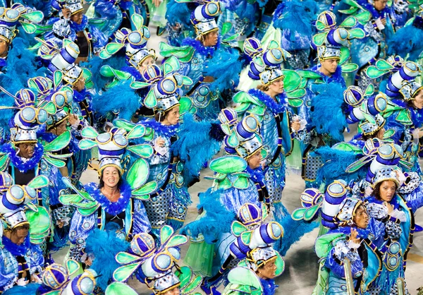 RIO DE JANEIRO - 11 FÉVRIER : Un homme et des femmes en costume dansant — Photo