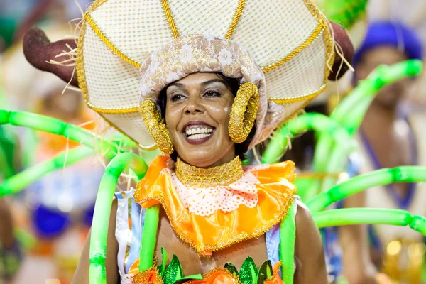 RIO DE JANEIRO - FEBRUARY 11: A woman in costume singing and dan — Stock Photo, Image