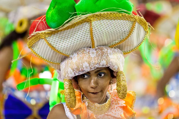 Rio de janeiro - 11. februar: eine frau im kostüm singt und dan — Stockfoto