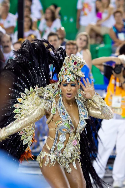 RIO DE JANEIRO - FEBRUARY 11: Samba dancer in costume singing an — Stock Photo, Image