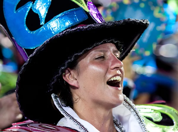 RIO DE JANEIRO - 11 FÉVRIER : Une femme en costume chantant et da — Photo