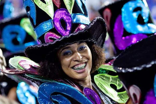 RIO DE JANEIRO - 11 DE FEBRERO: Una mujer en traje cantando y — Foto de Stock