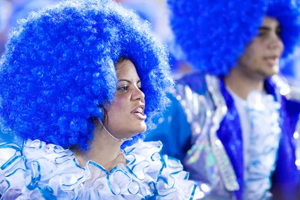 里约热内卢-2 月 11 日: 女人和男人在服装唱歌 — 图库照片