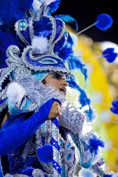 RIO DE JANEIRO - 11 FEBBRAIO: Un uomo in costume che canta e danci — Foto Stock