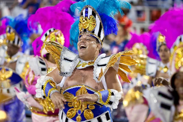 RIO DE JANEIRO - FEBRUARY 11: A man in costume singing and danci — Stock Photo, Image