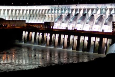 parana Nehri yatılı Brezilya arasında yer alan Itaipu Barajı