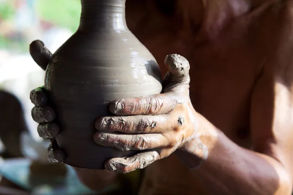 Hands of a potter manufactures clay pot — Stock Photo, Image