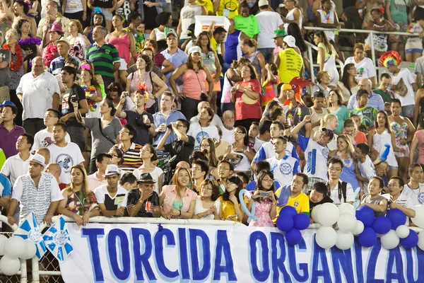 RIO DE JANEIRO - FEVEREIRO 10: Espectadores recebem os participantes em — Fotografia de Stock