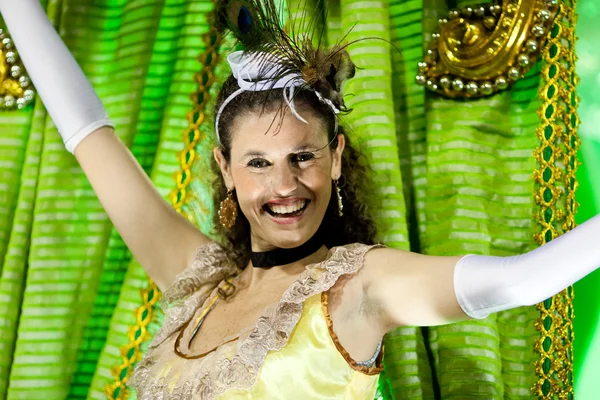 RIO DE JANEIRO - FEBRUARY 10: A woman in costume dancing on carn — Stock Photo, Image