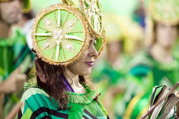 Rio de janeiro - 10. februar: eine frau in kostüm tanzt auf carn — Stockfoto