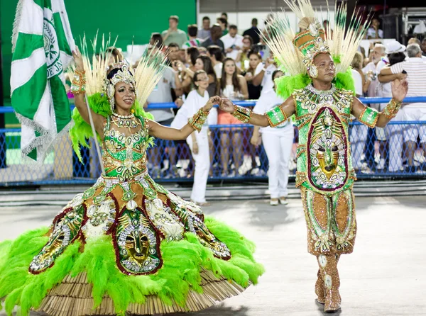 Rio De Janeiro - 10 februari: Een vrouw en mannen in kostuum dancing — Stockfoto