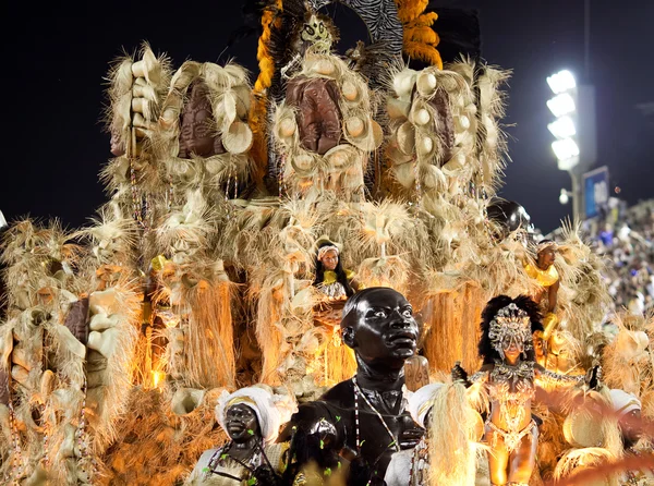 RIO DE JANEIRO - 10 FEBBRAIO: Spettacolo con decorazioni di carnevale — Foto Stock