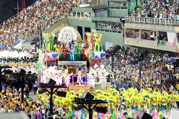 Rio De Janeiro - Şubat 10: Gösteri karnaval süslemeleri ile — Stok fotoğraf