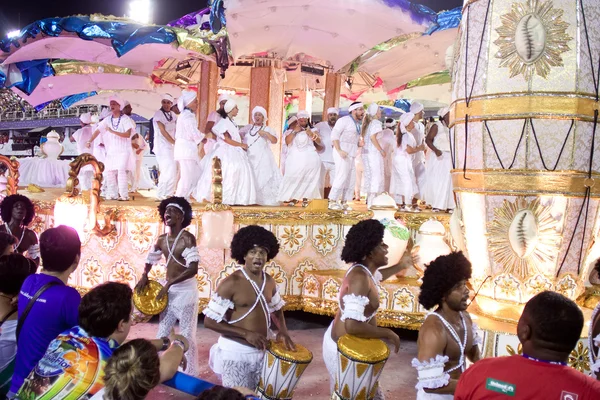 RIO DE JANEIRO - 11 FEBBRAIO: Spettacolo con decorazioni di carnevale — Foto Stock