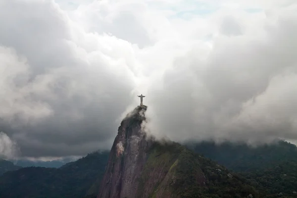 Christus de Verlosser in wolken, rio de janeiro, Brazilië — Stockfoto