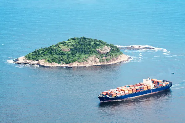 Freighter is next to island — Stock Photo, Image