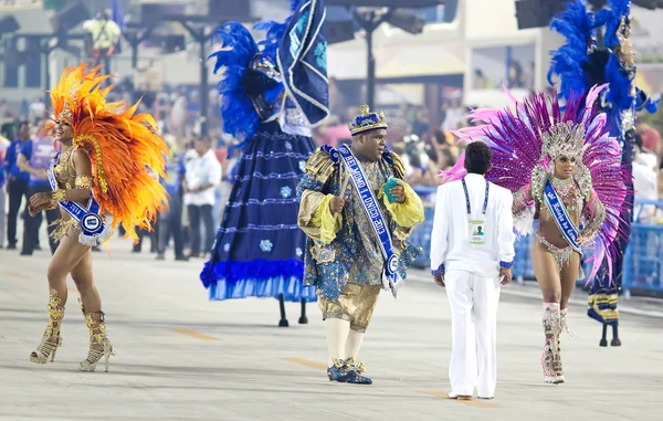 RIO DE JANEIRO - FEBRUARY 10: A woman and men in costume dancing — Stock Photo, Image