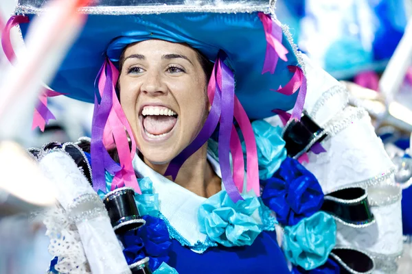 RIO DE JANEIRO - FEBRUARY 11: A woman in costume dancing and sin — Stock Photo, Image